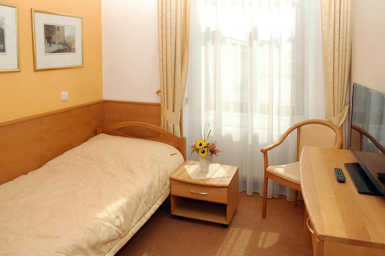Hotel Restaurant Modra Hvezda Dobřany Екстериор снимка